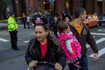 En familie forlader chokeret det sted, hvor terrorangrebet fandt sted på Manhattan. 
