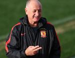 Nej, Scolari. Ikke to, men tre titler på stribe er det nu blevet til som cheftræner for Guangzhou Evergrande i den kinesiske Super League. Alligevel har han i år mødt kritik, fordi klubben tabte til Shanghai SIPG i den asiatiske Champions Leagues kvartfinale.  
   