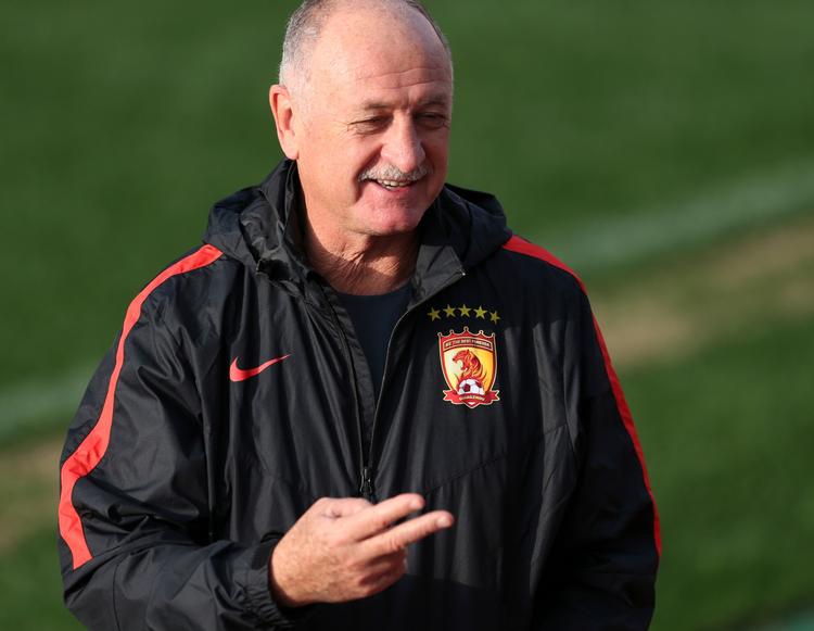 Nej, Scolari. Ikke to, men tre titler på stribe er det nu blevet til som cheftræner for Guangzhou Evergrande i den kinesiske Super League. Alligevel har han i år mødt kritik, fordi klubben tabte til Shanghai SIPG i den asiatiske Champions Leagues kvartfinale.  
   