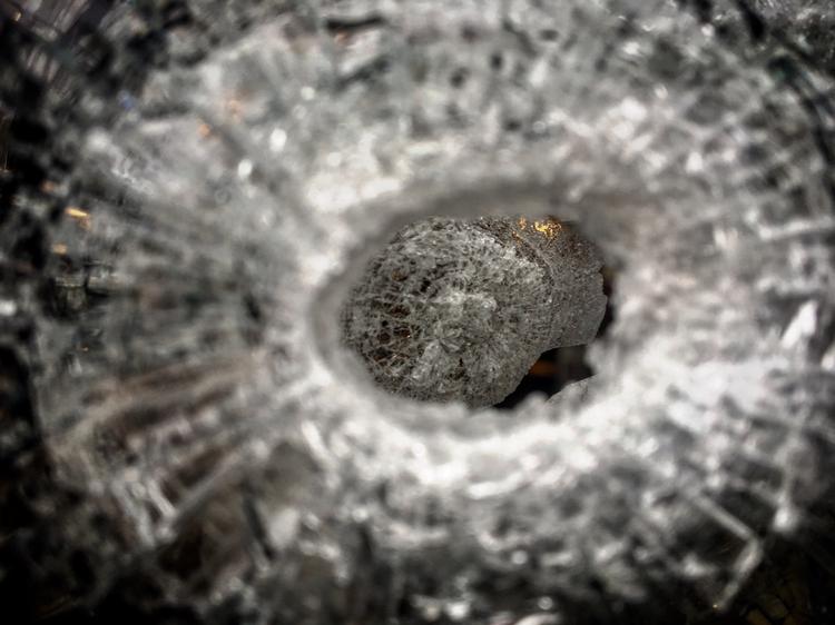 Der blev affyret en del skud under skyderiet på Nørrebro i aftes. Dette skudhul er fra døren på hostellet A&O ved Mjølnerparken. 