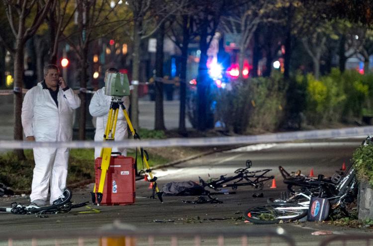 Cykler ligger sammenkrøllet på cykelstien i New York, hvor en gerningsmand i går svingede ind og begyndte at køre folk ned.  