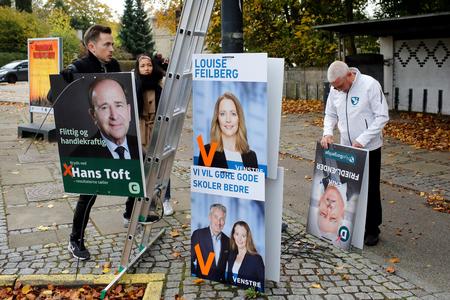 Opsætningen af valgplakater er den første styrkeprøve, når et valg er på vej. Her udkæmpes et slag på Femvejen i Charlottenlund. 