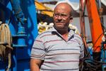 Skipper.  »Jeg forstår dem godt. Her kan vi ikke tilbyde dem noget«. Den tunesiske fisker, M’charek Sallaheddine reddede en gruppe unge fra hjembyen Zarzis, da de kom i havsnød på vej til Europa. 
   