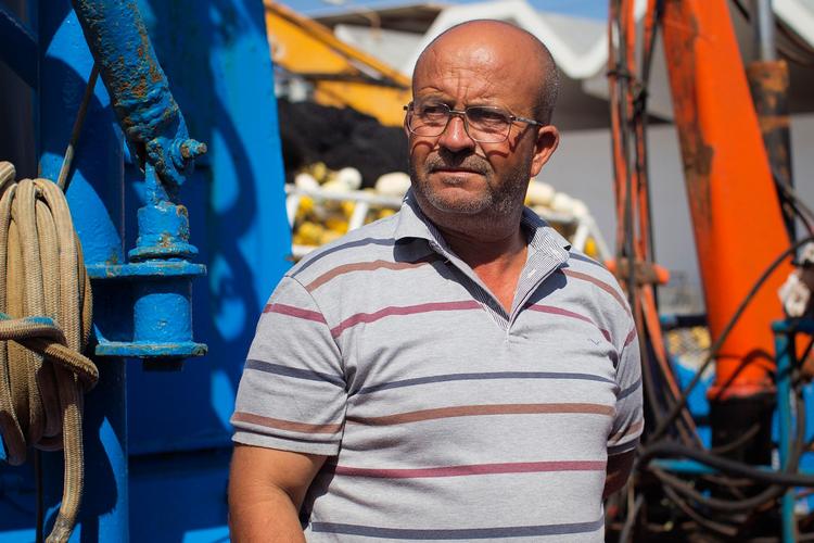 Skipper.  »Jeg forstår dem godt. Her kan vi ikke tilbyde dem noget«. Den tunesiske fisker, M’charek Sallaheddine reddede en gruppe unge fra hjembyen Zarzis, da de kom i havsnød på vej til Europa. 
   