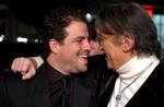 Her ses Brett Ratner med kollegaen Robert Evans ved premieren på filmen 'After the Sunset'. Under optagelserne til filmen udsatte han angiveligt skuespiller Olivia Munn for sexchikane.  