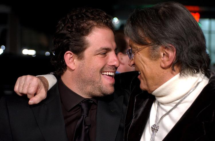 Her ses Brett Ratner med kollegaen Robert Evans ved premieren på filmen 'After the Sunset'. Under optagelserne til filmen udsatte han angiveligt skuespiller Olivia Munn for sexchikane.  