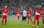 Cenk Tosun (i hvidt) har udlignet på straffespark, og Monaco-spillerne ærgrer sig. 