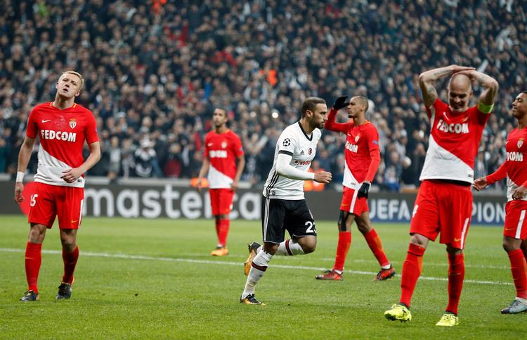 Cenk Tosun (i hvidt) har udlignet på straffespark, og Monaco-spillerne ærgrer sig. 