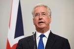 Storbritanniens forsvarsminister, Michael Fallon, går af efter beskyldninger om chikane. 