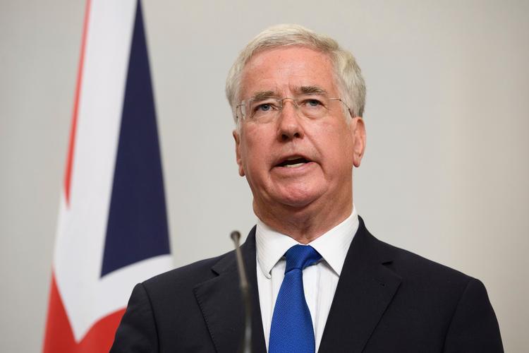 Storbritanniens forsvarsminister, Michael Fallon, går af efter beskyldninger om chikane. 