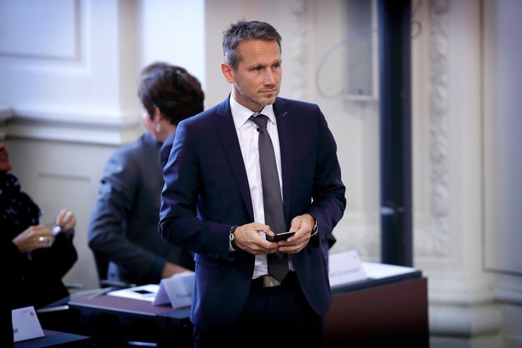 I en mail til Politiken skriver finansminister Kristian Jensen, at regeringen vil tilpasse den danske rapporteringspraksis efter de nye retningslinjer. 