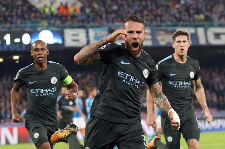 Manchester Citys Nicolas Otamendi  udlignede til 1-1 på hovedstød i 1. halvleg. 