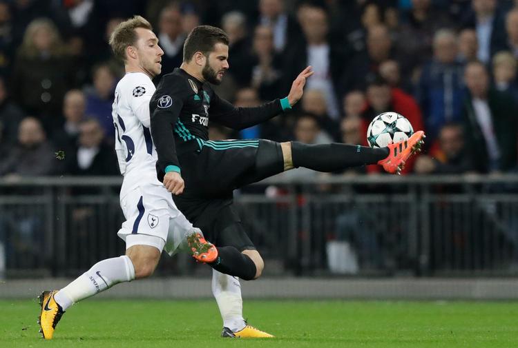 Christian Eriksen i nærkamp med Nacho fra Real Madrid. Den danske landsholdsspiller scorede Tottenhams tredje mål i 3-1-sejren.
     