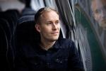 Læge Lars Sørensen pendler mellem København og Nykøbing Falster Sygehus. 
   