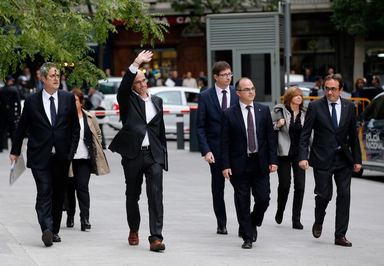De catalanske ledere på vej til retten inden dagens afgørelse. 