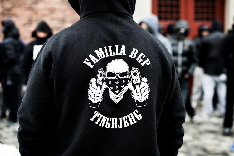 Medlem af banden Loyal to Familia ses her i demonstration foran retten på Frederiksberg, hvor anholdte fra Skovlunde blev fremstillet i grundlovsforhør.
   