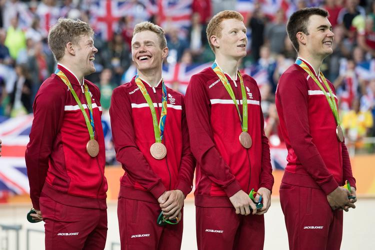 Fra kvartetten som erobrede bronze i 4 km holdforfølgelsesløb ved OL i Rio, Lasse Norman, Niklas Larsen, Frederik Rodenberg og Casper Folsach, er det kun Larsen og Folsach, der er med, når sæsonens første World Cup indledes i dag.   