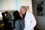 »Vi skændes aldrig, vi har det dejligt, vi griner sammen«. 82-årige Klaus Pagh og 37-årige Nancy mødte hinanden i Thailand, da hun var 25 år og han var 70. De blev gift på Gentofte Rådhus i 2007 