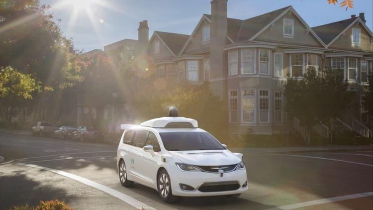 Sådan ser Waymos selvstyrende Chrysler-biler ud, når de kører rundt uden fører i USA. Nu kan passagererne end ikke springe til, hvis der opstår en problematisk trafisituation. 