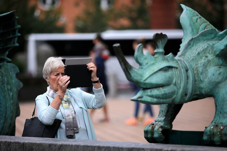 Turister på Rådhuspladsen. Blandt de busser, der kørte rundt i København i sommer var flere udenlandske end danske.  
