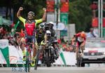 Jacopo Mosca jubler over karrierens første sejr, der samtidig indbringer føærertrøjen i Tour of Hainan. 