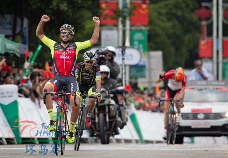 Jacopo Mosca jubler over karrierens første sejr, der samtidig indbringer føærertrøjen i Tour of Hainan. 