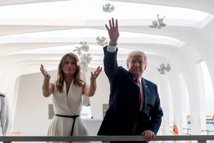 Præsident Trump og førstedamen kastede i går blade under besøget ved Pearl Harbour i Honolulu, Hawaii 