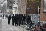 Politiet leder ved Enghavevej og Sønder Boulevard efter en mand med et skydevåben. 