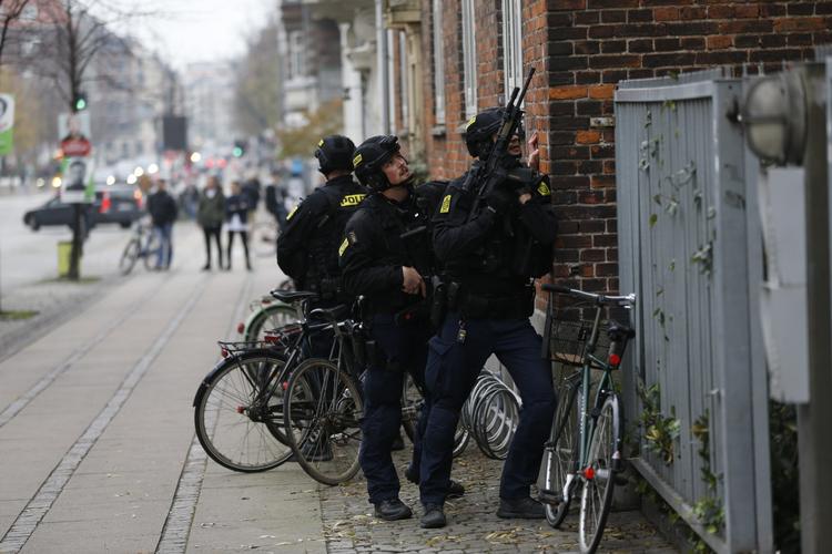 Politiet modtog lørdag eftermiddag en anmeldelse af en mand med skydevåben, hvilket viste sig at være en 12-årig dreng med legetøjsvåben. 
