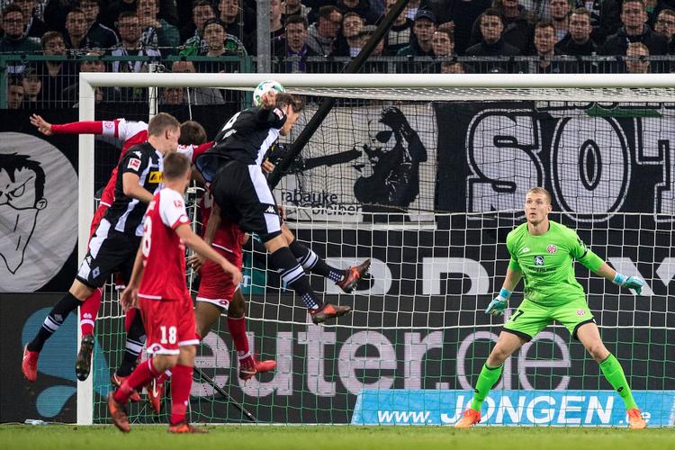 Jannik Vestergaard når højest og header udligningen ind for Borussia Mönchengladbach mod Mainz. 
