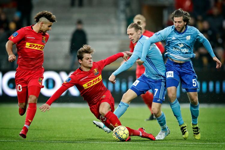  FC Nordsjællands Emiliano Marcondes (tv.) og Mathias Jensen med Lyngbys Jesper Christjansen og Martin Ørnskov.
   