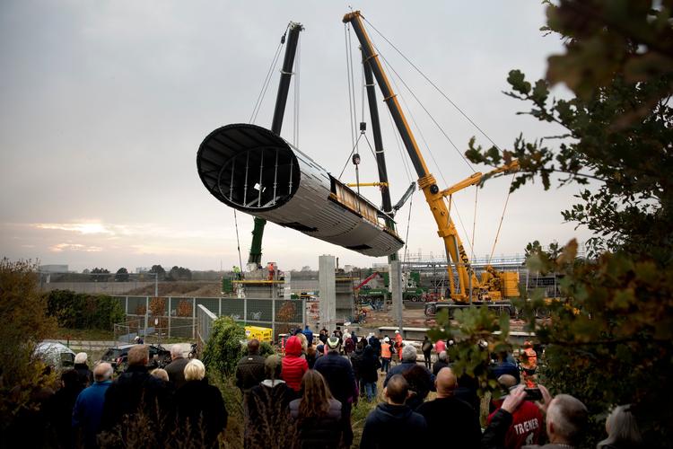 Lokale var mødt op for at se det nye broelement over Køge Nord Station blive løftet på plads.
   