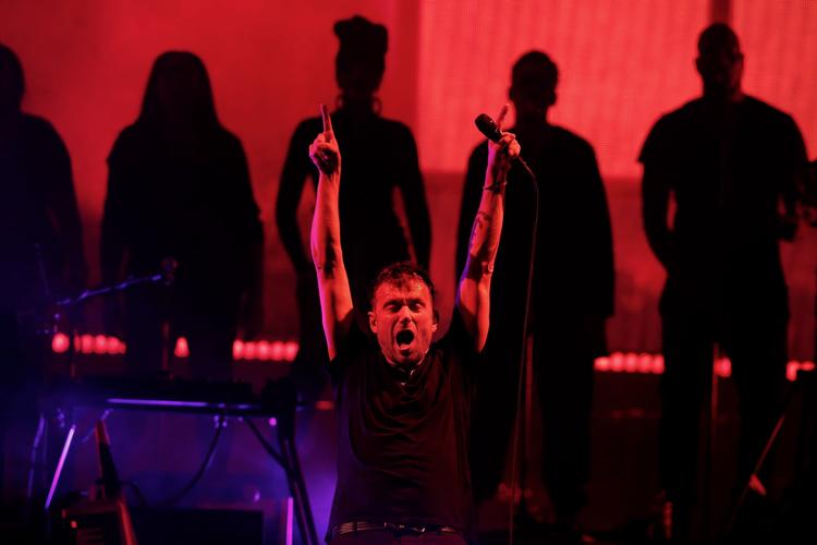 Der er tegneseriefigurer og et stort kor. Men det er Damon Albarn, der styrer de musikalske løjer i Gorillaz.
   