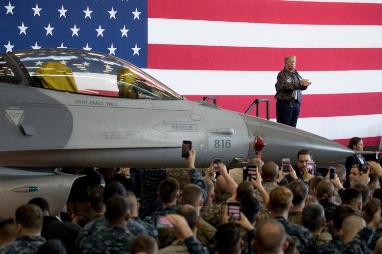 Donald Trump ankom søndag morgen til Japan, hvor han talte til tusinvis af amerikanske soldater på en militærbase tæt på Tokyo.
 