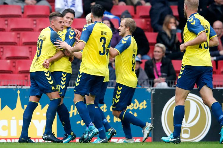 
Christian Nørgaard har scoret til 1-0, sejrsmålet, og bliver lykønsket af holdkammeraterne i Parken
   