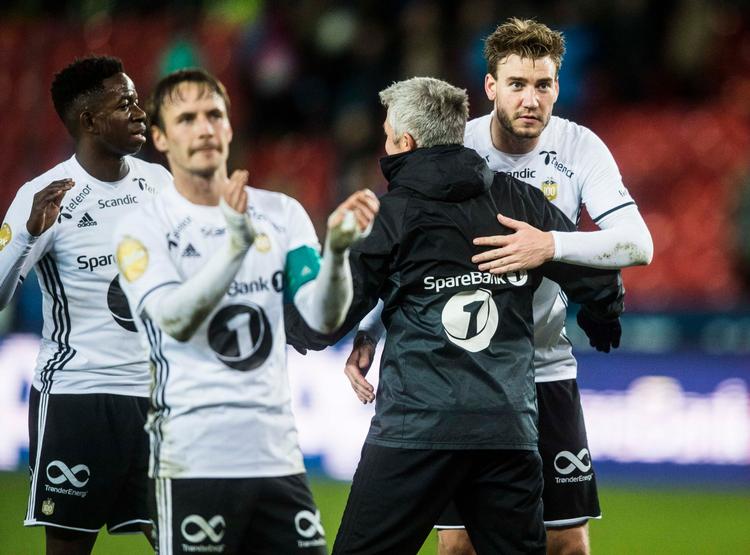 Mens Mike Jensen (tv.) blev mester i Norge for tredje år i træk, var det Nicklas Bendtners første titel som fodboldspiller.
   