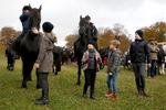 Prinser og prinsesser  hilste på heste mens de ventede på rytterne i Ulvedalene. 