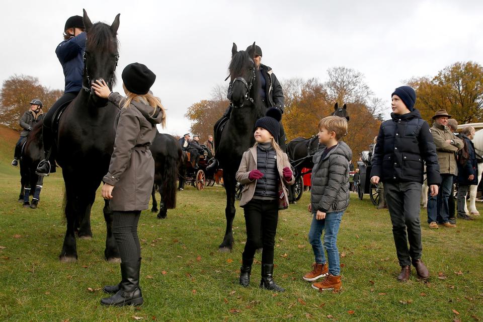 Prinser og prinsesser  hilste på heste mens de ventede på rytterne i Ulvedalene. 