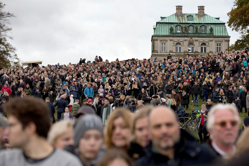 Menneske mylder ved Eremitagen. 