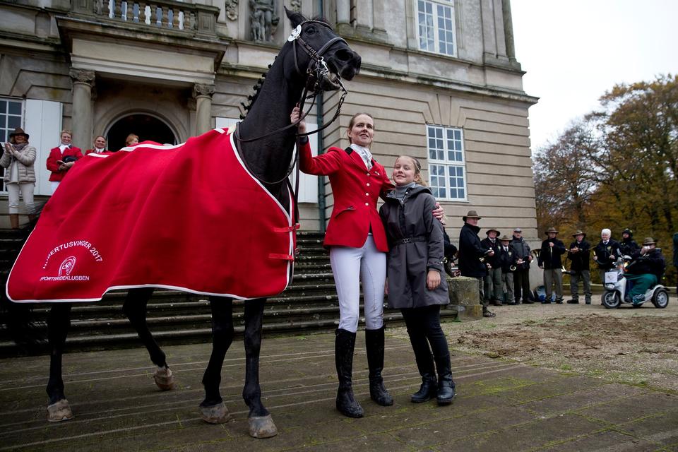 Prinsesse  Isabella sammen med vinderen Catrine Goldschmidt. Prinsessen gav vinder hesten, Mr Rubino,  sit mesterskabs dækken.  