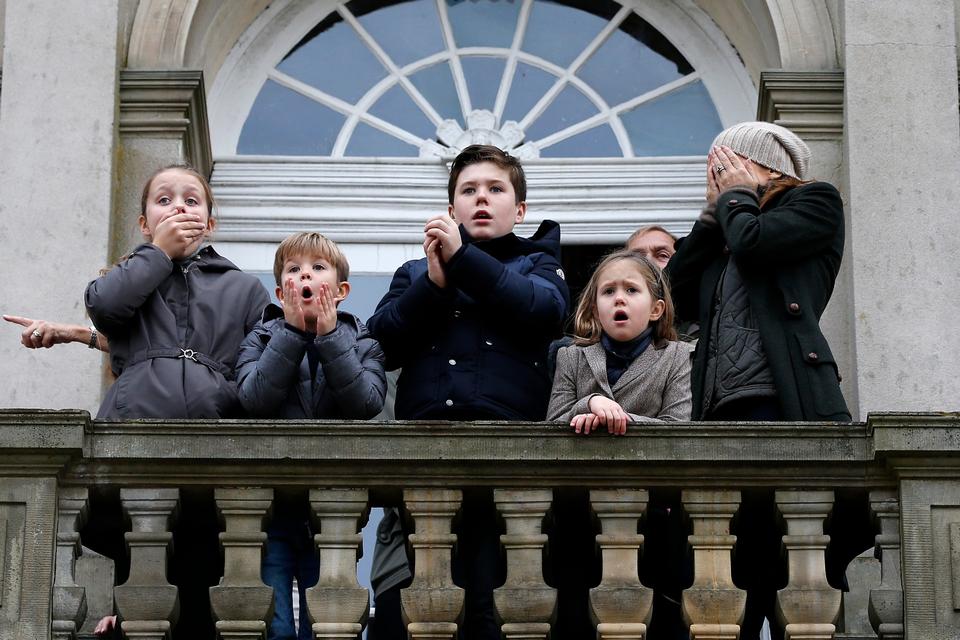 Den kongelige familie et vidne til at en official, ved et uheld, rides ned af en rytter. 
