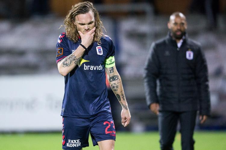 Takket være  et selvmål af Pierre Kanstrup (tv.), der blev ramt efter et hjørnespark, har David Nielsen (i baggrunden) endnu ikke fået point med AGF. 
