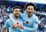 Sergio Agüero (tv.) fejrer sin scoring mod Arsenal sammen med Leroy Sane. 