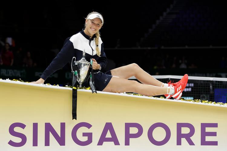 Caroline Wozniacki poserer efter sin storslåede sæsonfinalesejr i Singapore. Måske sæsonen med kåringen som Årets Sportsnavn i Danmark. I givet fald vil det være anden gang.
   