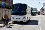 Udenlandske busser kører ofte for meget i Danmark. Transportministeren vil gerne have skærpet kontrollen 
