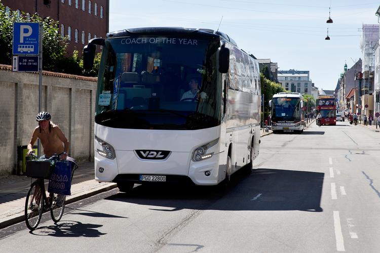 Udenlandske busser kører ofte for meget i Danmark. Transportministeren vil gerne have skærpet kontrollen 