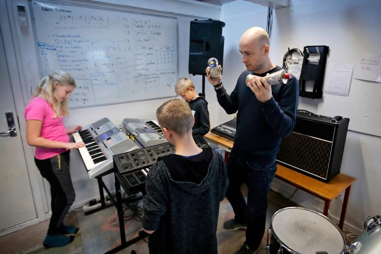 
Højbo Friskole er en af de friskoler, der oplever vækst i disse år. Det er en skole, der satser kreativitet og musik. Her er det lærer Sune Rasmussen, der underviser 6.klasse i musik. 