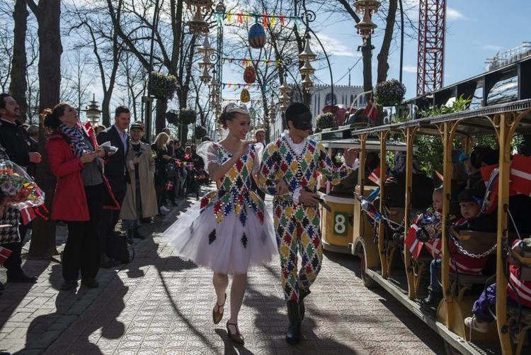 Til maj vil en parade fejre jubilæet og afspejle Tivolis historie. Her designer Disney en paradevogn, der skal køre med, når festligheden bevæger sig rundt i haven. 