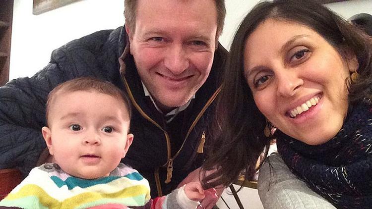 Nazanin Zaghari-Ratcliffe med sin datter, Gabriella, og manden  Richard Ratcliffe - før hun drog til Iran. Hun har været fængslet siden april sidste år og risikerer nu en ny sag og flere år bag tremmer. 
    Nazanin Zaghari-Ratcliffe and her husband Richard Ratcliffe.
   