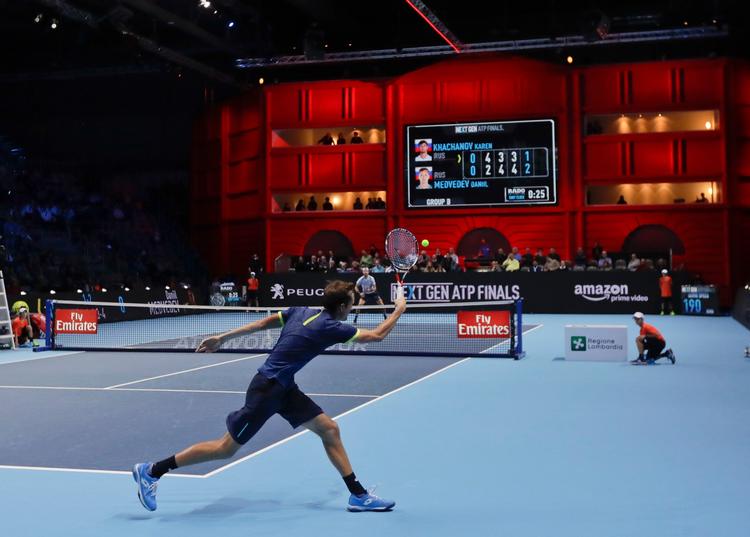 Daniel Medvedev returnerer bolden til sin russiske landsmand Karen Katjanov, som blev besejret ved Next Gen ATP Finals i Milano tirsdag.
   
